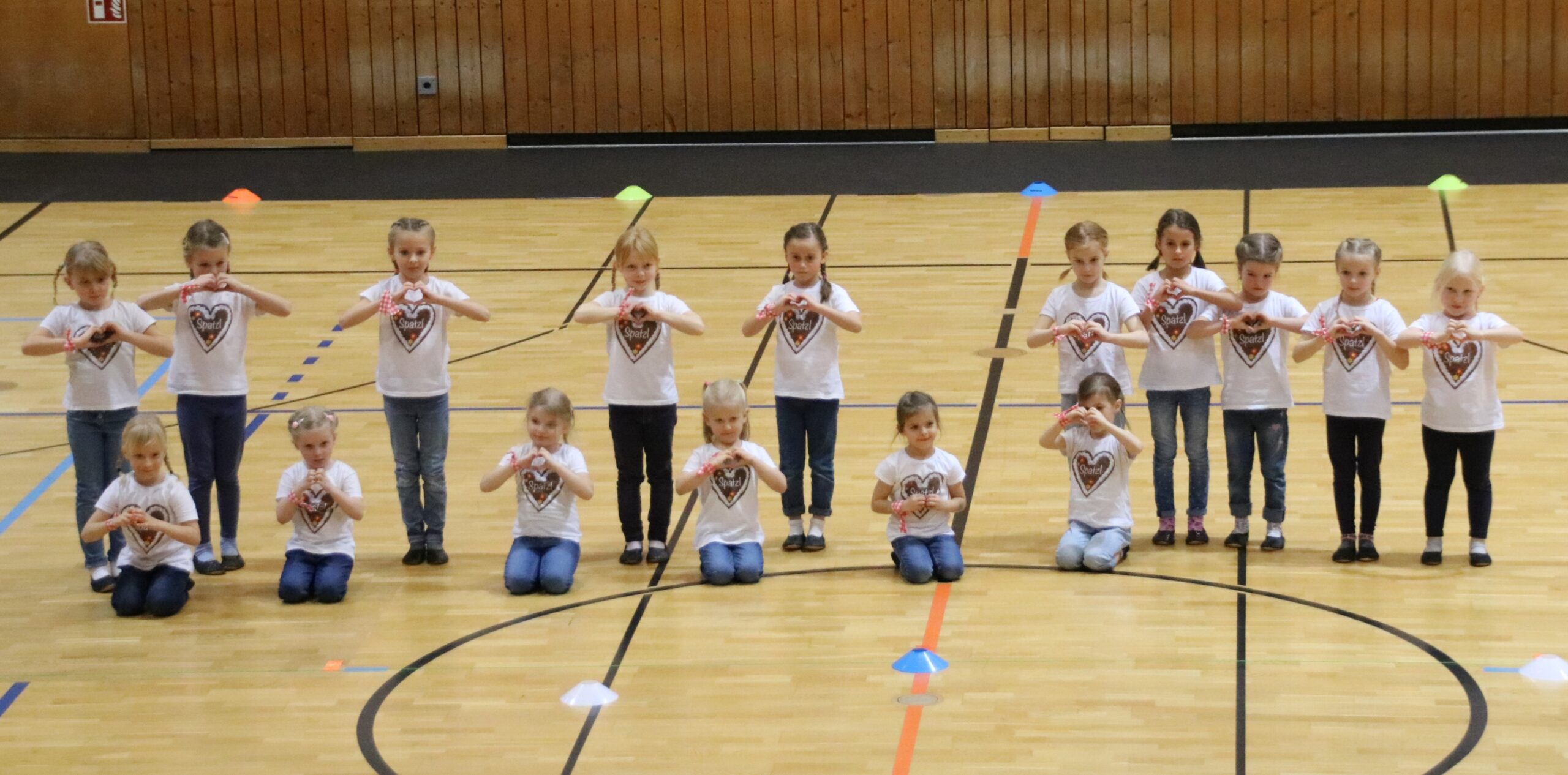 Du betrachtest gerade Bambiniauftritt mit dem „Rummelplatztanz“